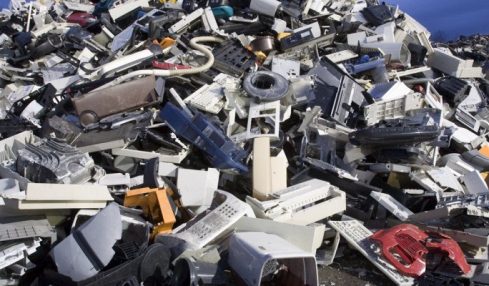 E-waste, l'Europa che non ricicla: il 65% dei rifiuti elettronici fra discarica e illecito