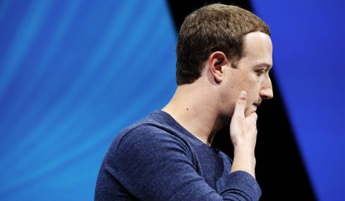 Facebook (di nuovo) in crisi: atto terzo