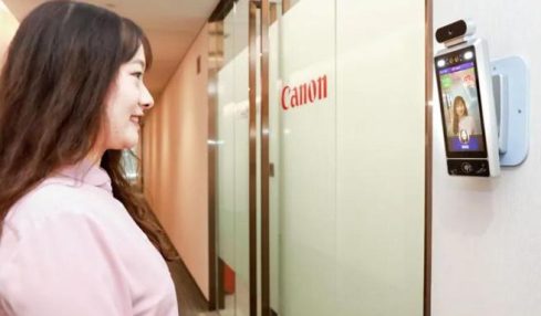 Canon in Cina fa entrare in ufficio solo i dipendenti che sorridono (o fingono di farlo)