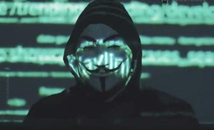 #OpRussia, Anonymous dichiara guerra al Cremlino: siti russi sotto attacco