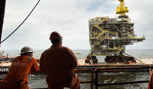 Petrolio, un patto tra l'Angola e il colosso Chevron per scaricare i veleni in mare