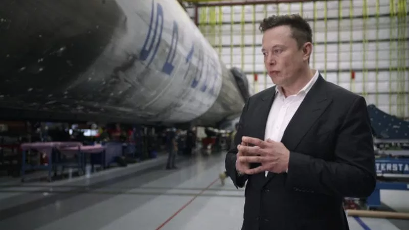 Elon Multitasking. Mentre propone la pace in Ucraina prova a integrare Twitter con il suo impero satellitare