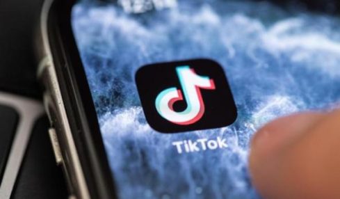 La Commissione europea mette al bando TikTok: la richiesta a tutti i dipendenti di disinstallare l'app