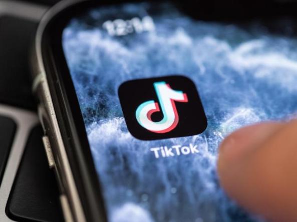 La Commissione europea mette al bando TikTok: la richiesta a tutti i dipendenti di disinstallare l'app