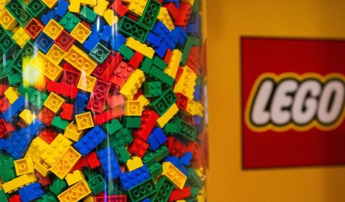 L’azienda danese LEGO continuerà a produrre mattoncini con il petrolio