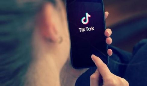 TikTok, maxi multa dall’Antitrust: sanzione di 10 milioni, «inadeguati controlli su minori»