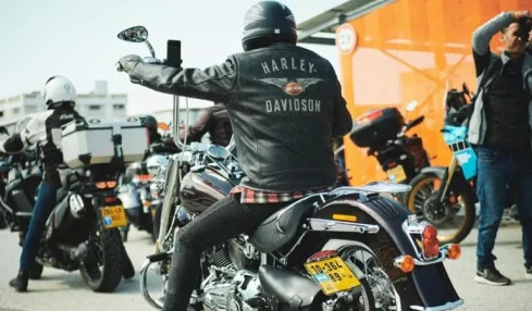 Harley-Davidson cede ai blogger di destra e cancella le politiche aziendali per l’inclusività: “Ne siamo rattristati, ma non vogliamo spaccare la nostra comunità”