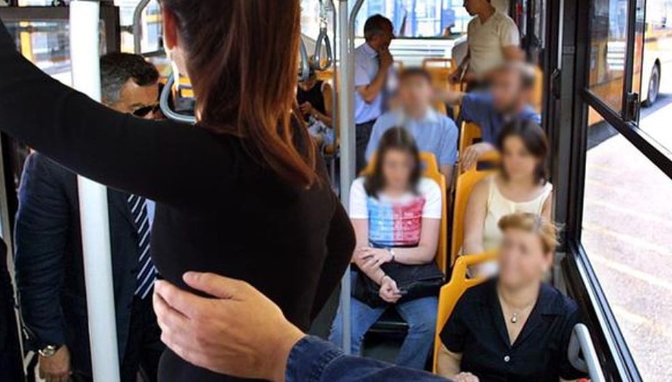 Molestie sui mezzi di trasporto: il ruolo delle influencer nella lotta contro gli abusi