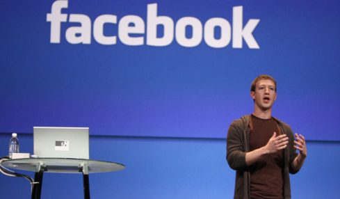 Facebook, da accogliente ritrovo di vecchi amici a luogo di «distorsione collettiva della realtà»: cosa è andato storto