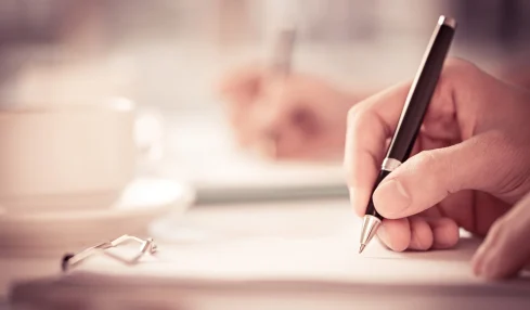 Se il comunicato stampa è umano il pubblico si fida: nuova ricerca rivela che l’origine del messaggio influenza credibilità, responsabilità e percezione aziendale più della strategia adottata nella crisi