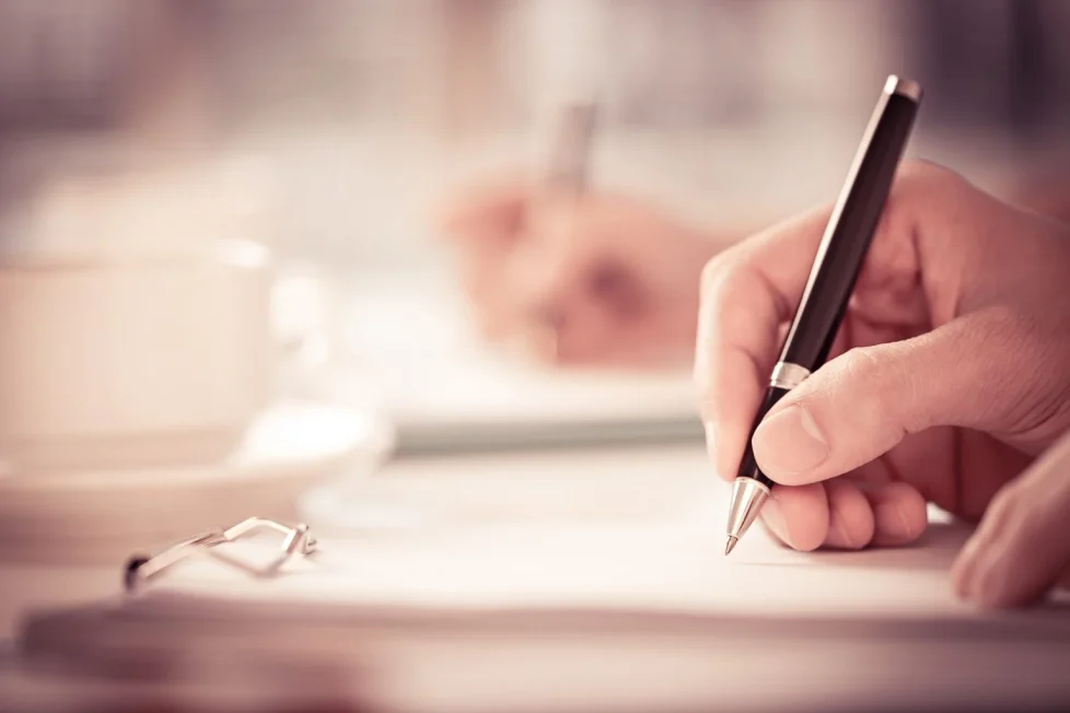 Se il comunicato stampa è umano il pubblico si fida: nuova ricerca rivela che l’origine del messaggio influenza credibilità, responsabilità e percezione aziendale più della strategia adottata nella crisi