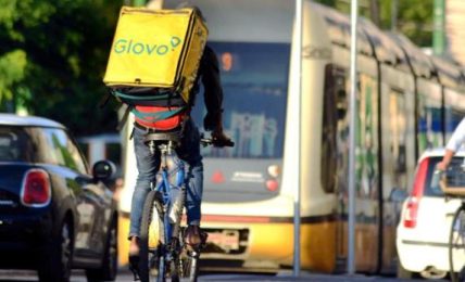 Caporalato, controllo giudiziario per Foodinho srl: «Glovo sfrutta 40.000 ciclofattorini pagandoli 2,50 euro a consegna»