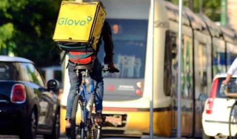 Caporalato, controllo giudiziario per Foodinho srl: «Glovo sfrutta 40.000 ciclofattorini pagandoli 2,50 euro a consegna»
