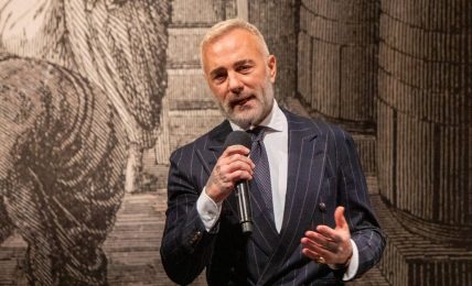 Gianluca Vacchi, lo stile dell’imprenditore-influencer non è più un affare: zero vendite e nuove perdite per la sua piattaforma di e-commerce